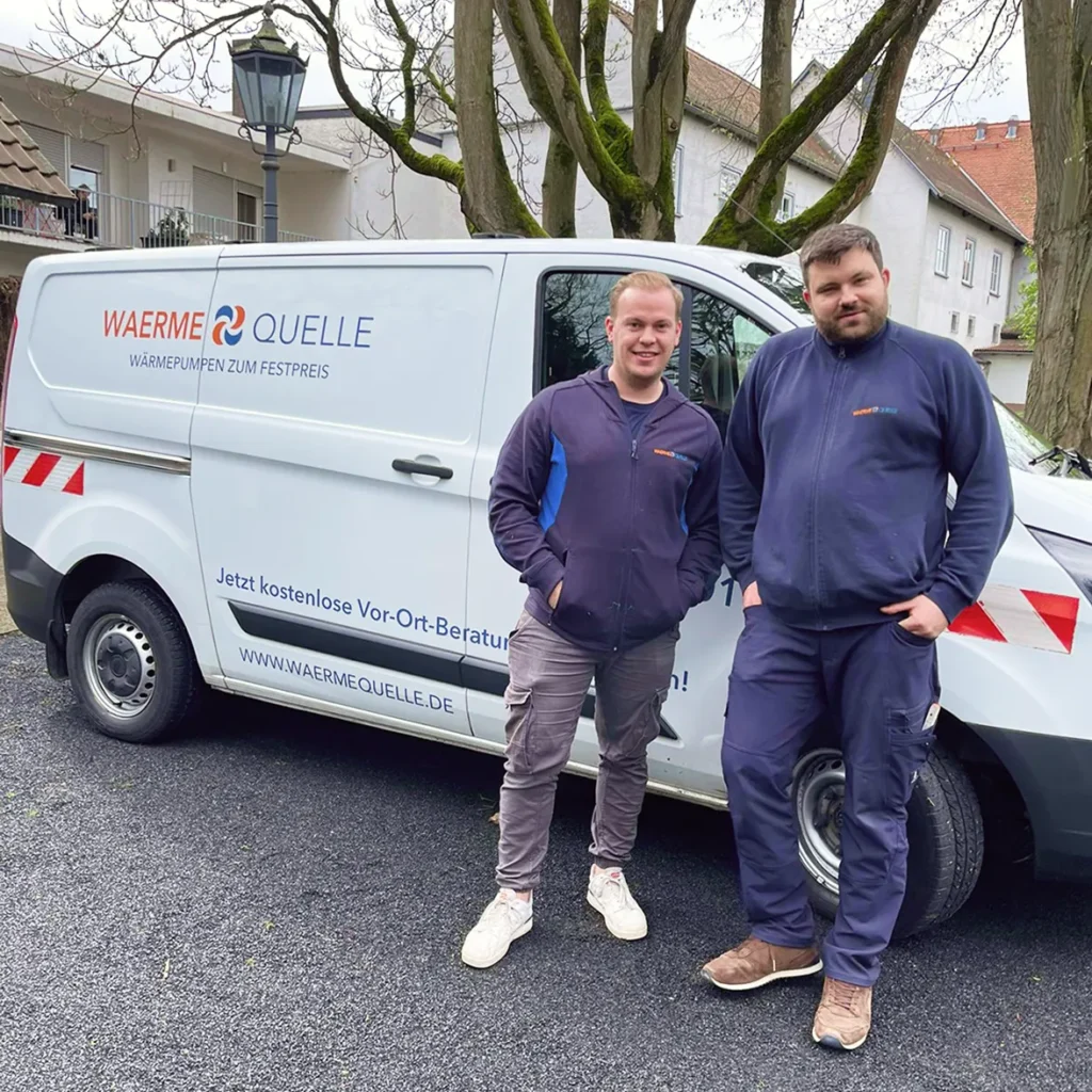 Zwei Teammitglieder des Waermequelle Teams vor einem weißen Waermequelle Lieferwagen.