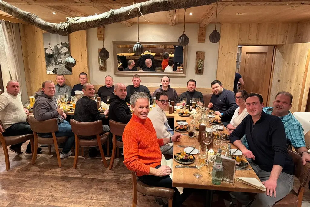 Viele Menschen an einem großen Tisch in einem Restaurant.