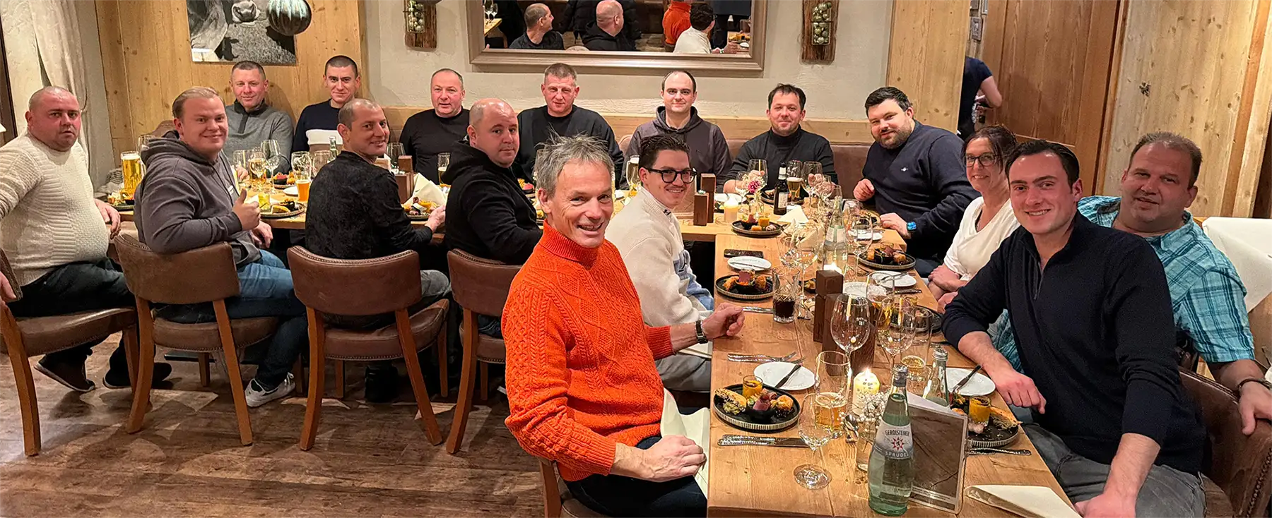 Viele Menschen an einem großen Tisch in einem Restaurant.